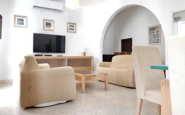 Large apartment close to rocky beach MCRE1-1