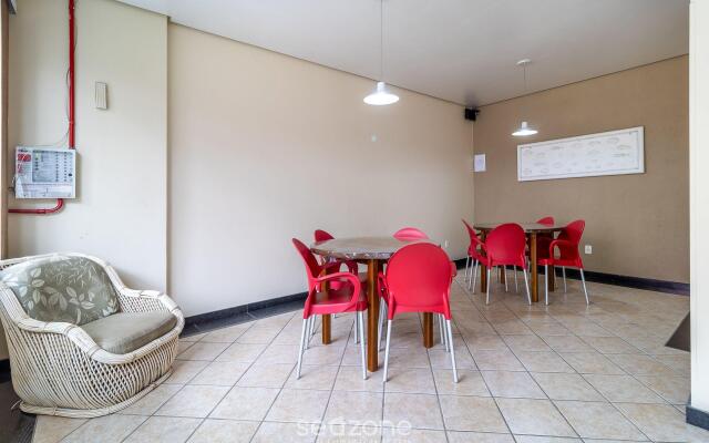 Apt c/ Varanda in Condominio Pe na Areia Iho127