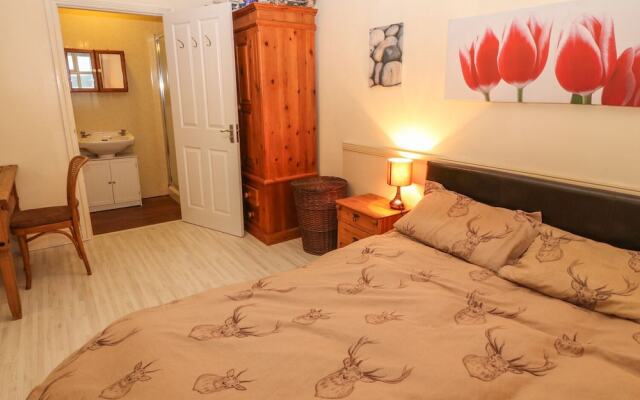 38 Plas Darien. Peredur Suite