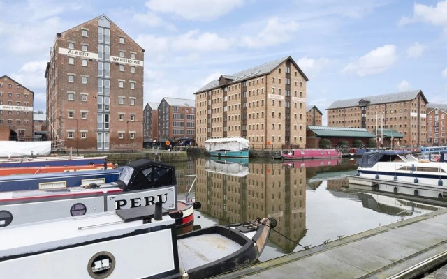 Elliot Oliver -Stylish 2 Bedroom Apartment With Parking In The Docks