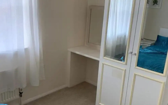 Charming 2-bed House in London