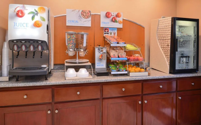 Holiday Inn Express & Suites Lathrop