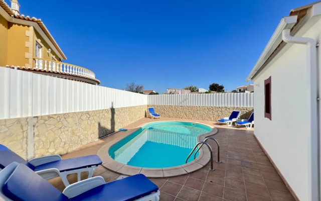 Pêra Stylish Villa With Pool by Homing