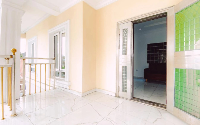 Royal Court Lounge & Boutique Hotel