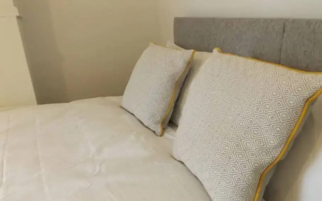 Room in Guest Room - Spacious Double Room in Stoke