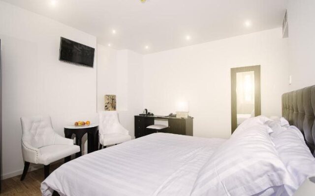 Dolphin Suites Hotel