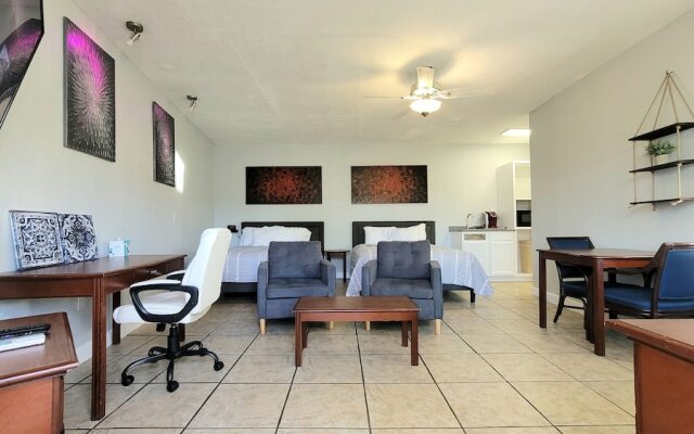 Barefoot Mailman Inn & Suites