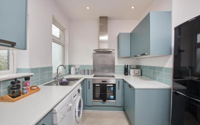 Fantastic Central Stratford 2BR Apartment wParking