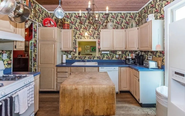 Fischer 3 Bedroom Farmhouse by RedAwning