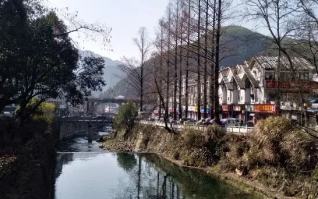 Huayuan Homestay (Huangshang Scenic Area South Gate)