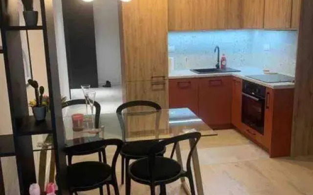 Uroczy apartament z ogródkiem