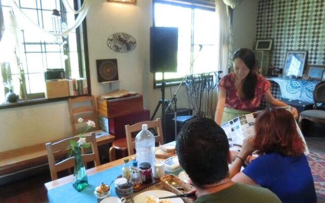 Sansaro Cafe & Guest House