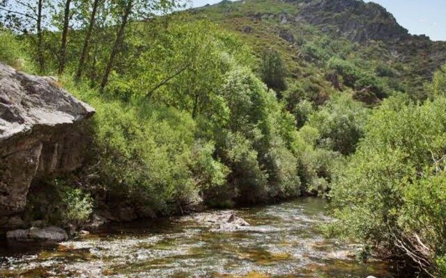 Rustic, 3-bedroom House in Villamanín With a Furnished Terrace, Garden