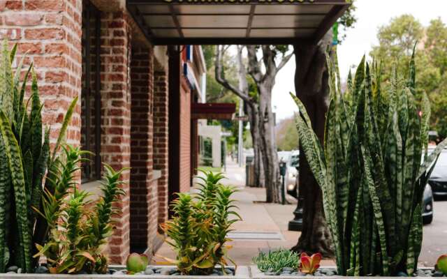 Granada Hotel & Bistro