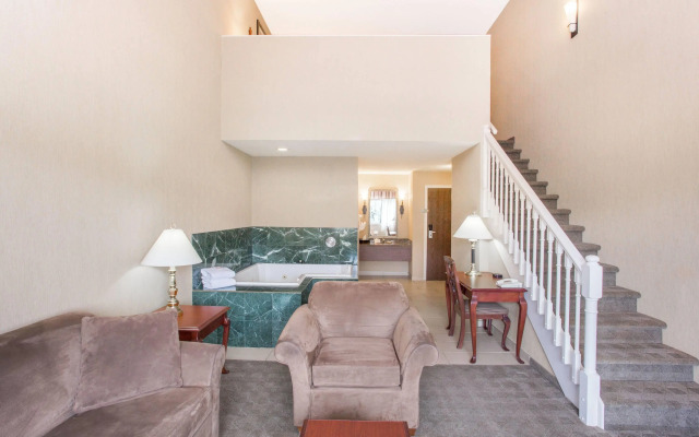 Ramada Hotel & Conference Center by Wyndham Kelowna