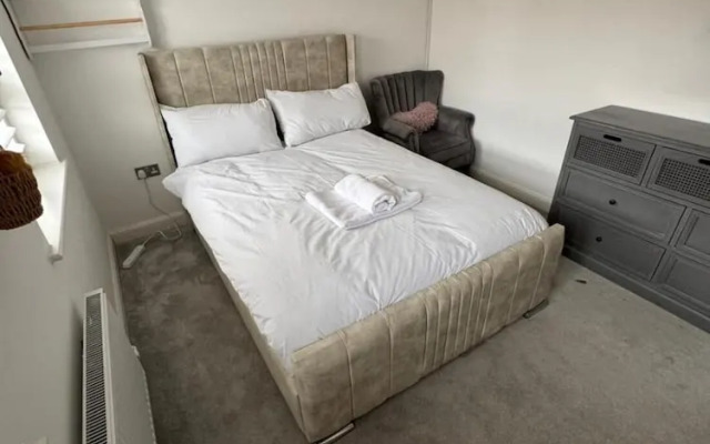 High END Spacious 4 Bed House - Free Parking