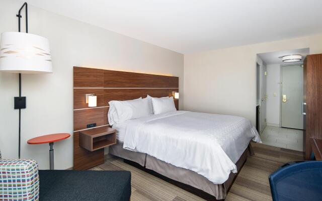 Holiday Inn Express & Suites Dinuba West by IHG