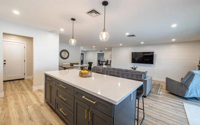 Open Floor Mesa Gable Vacation Home with Heated Pool by Redawning