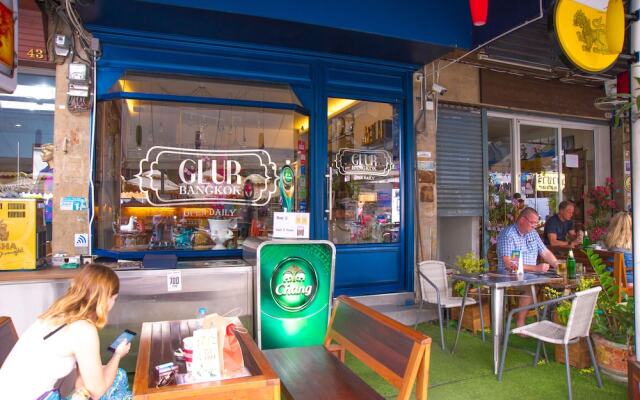 Glad Bangkok Hostel Bar and Restaurant