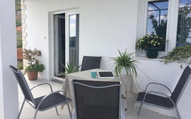 Apartment ?A piro - parking and barbecue: A1 prizemlje Kastel Novi. Riviera Split