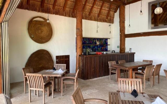 Casa del Puerto by MIJ - Beachfront Hotel