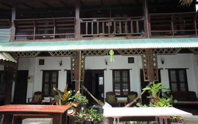 Champa Lao Bungalows