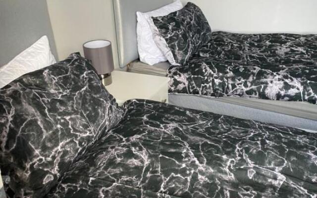 Stylish & Modern 4 Bedroom sleep 8