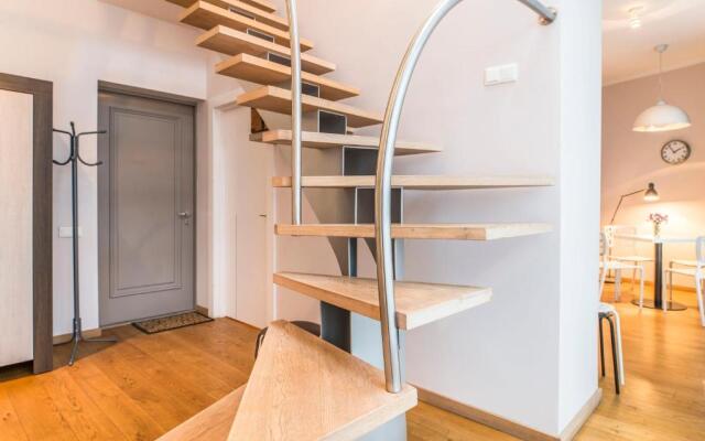 Central 2-level Penthouse with Terrace and free parking