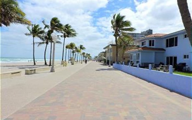 Seabreeze Beachside Studios by ValGal