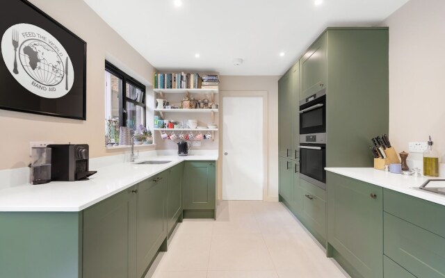 Green Retreat On Askew Crescent
