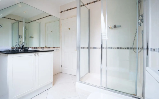 Charming Wimbledon Park Home close to Putney Heath