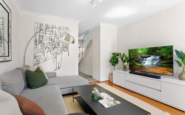 Elegantly Modern 2-bed In The Heart of Chippendale