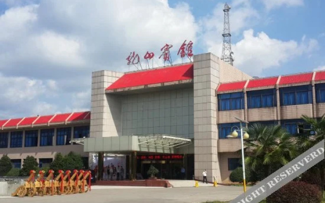Longshan Hotel