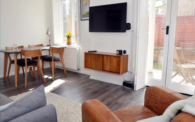 2 Bedroom East London Flat With Garden