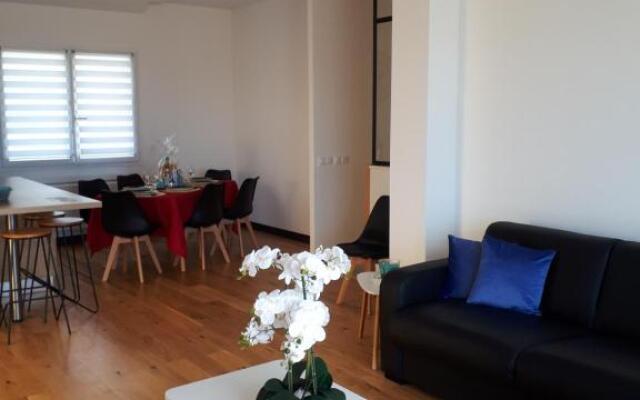 Maison et grande terrasse face mer