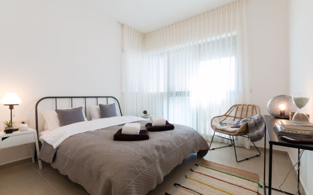 Artsy Modern Bright Apt in Bat Yam