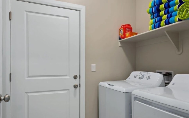 Spacious Villa 5 minutes to Lake State park by Redawning