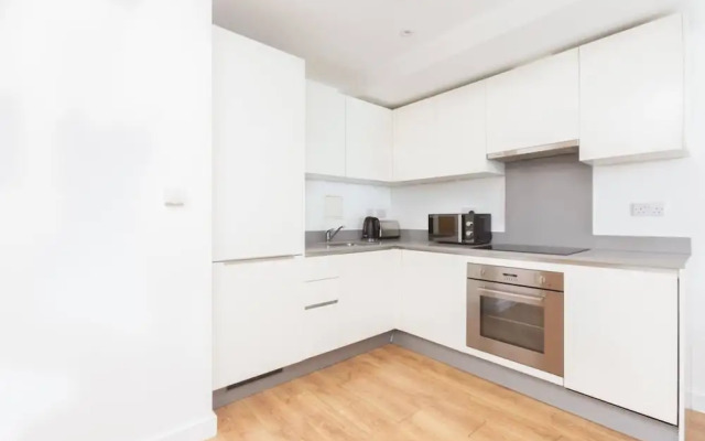 Skyvillion - Tower Point Enfield 1bed With Balcony