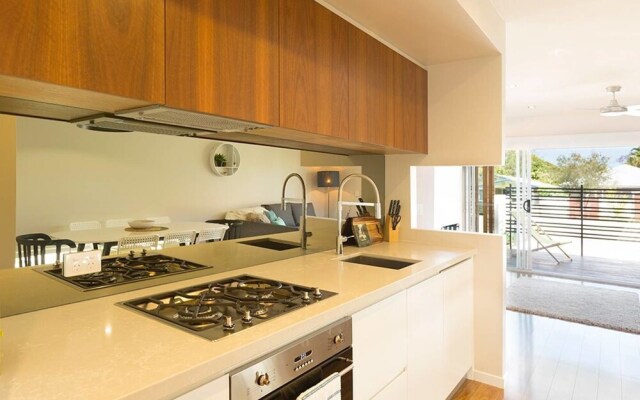 New Designer Home + Parking + Close to Airport