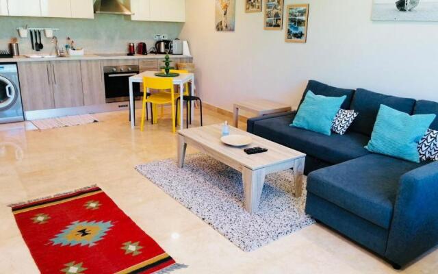 Beautiful modern apartment with access to beach and pools