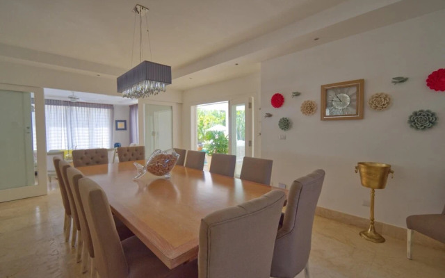 Fantastic 8-bedroom Golf-front Mansion Near the Beach