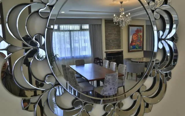 Quindeloma Art Hotel And Gallery