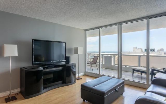 Bayfront Gem With Balcony and Pool