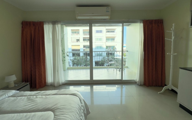 Large Pool-view Studio With Balcony - TW Platinum Suites, Jomtien
