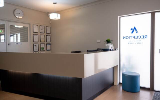 Airport Admiralty Motel
