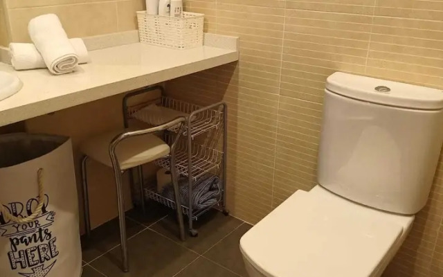 Lovely 2 Bedroom, 2 Bathroom Apartment With Pool