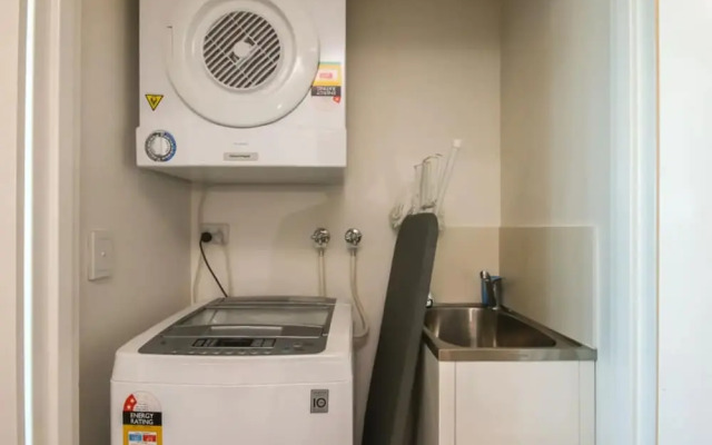 2 Bedroom Riverside Apartment in Hamilton Portside