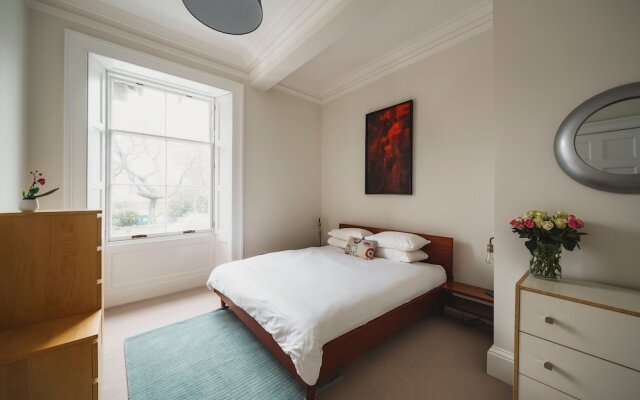 Beautiful 3 Bedroom Georgian Townhouse With Parking