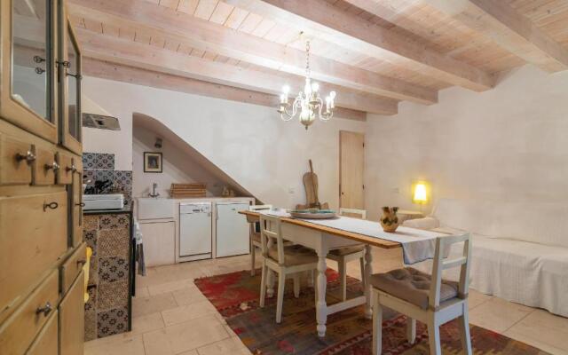 Velasquez Suite House