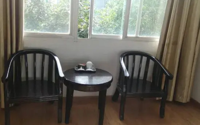 Longling Huanglong Hotel